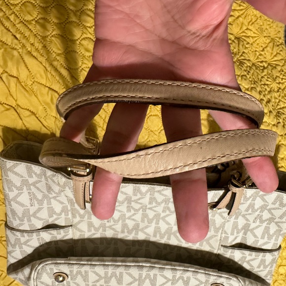 Michael Kors Tote Monogram White, made of leather with gold hardware. - Picture 8 of 11